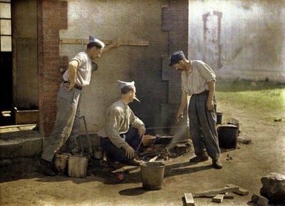 Drie Franse soldaten koken lunch op een open vuur, Soissons, Aisne, Frankrijk, 1917 door Fernand Cuville